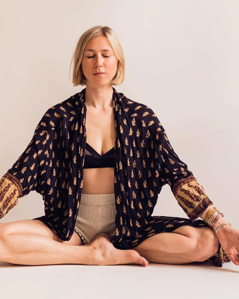 Charlotte guide une pratique de vinyasa Jaima avec un flow respiré