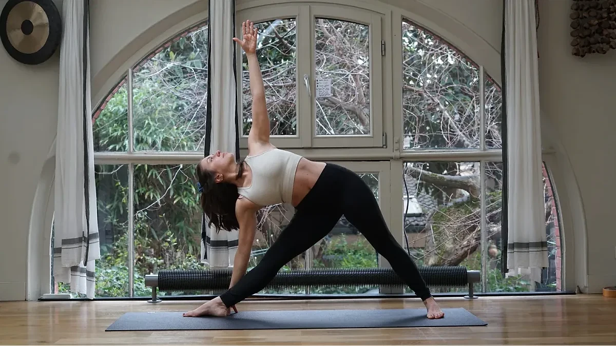 Alice dans une posture debout stable pour illustrer le hatha yoga et le travail des appuis