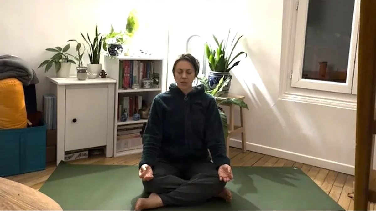 Méditation courte à la maison sur un tapis, dans une pièce calme avec une séance guidée Jaima