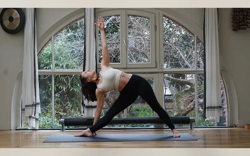 Alice dans une posture de hatha stable pour poser les bases du yoga doux