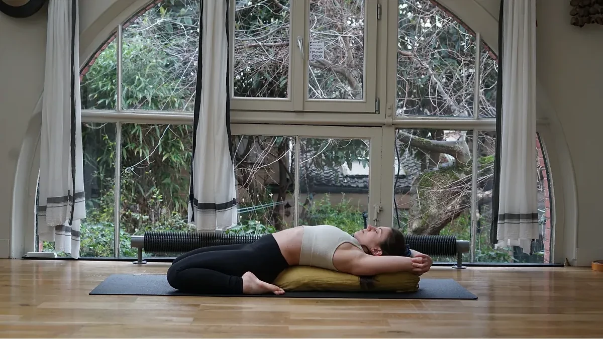 Posture de yoga doux au sol pour reprendre calmement avec Jaima