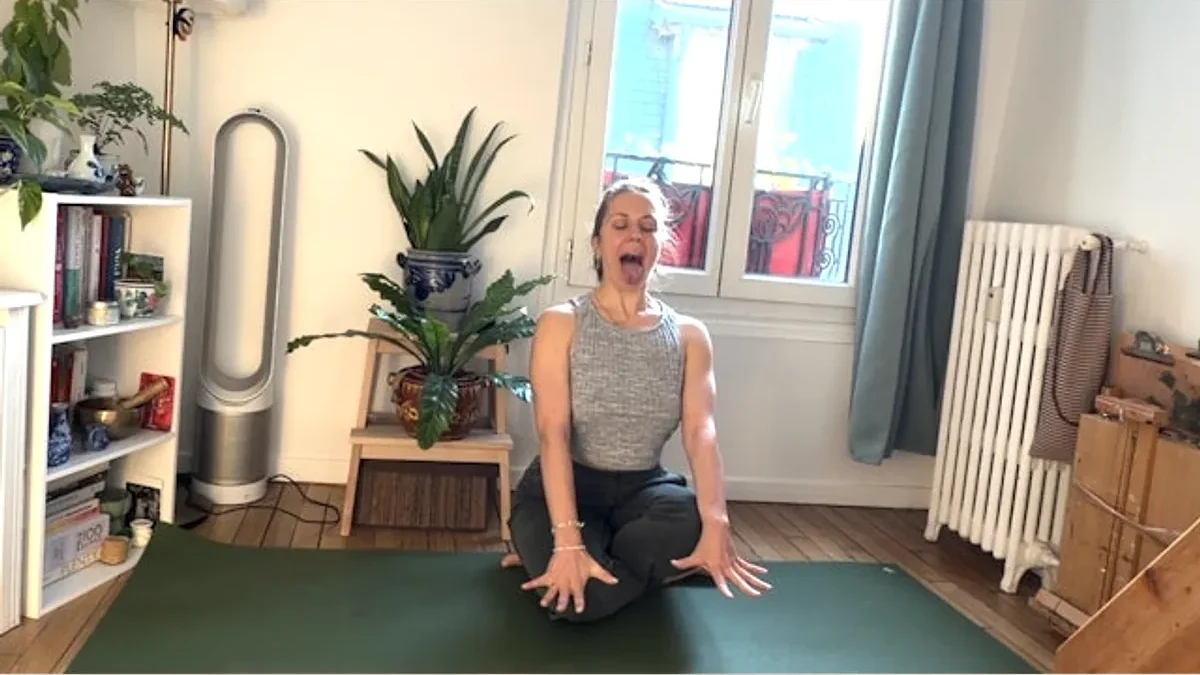 Tapis déroulé dans un appartement lumineux pour une pratique de yoga à la maison avec Jaima