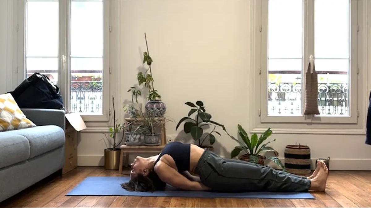 Posture allongée de relaxation pour une pratique Jaima lente et guidée à la maison